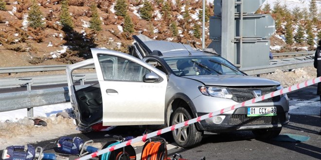 Tırın çarptığı otomobildeki anne ile kızı öldü