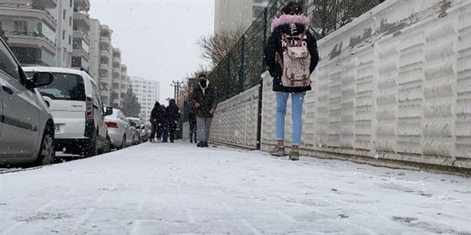 Buzlanan yol ve kaldırımlarda düşen 222 kişi hastanelik oldu