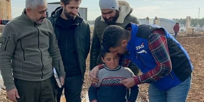 AFAD, İdlib'de üşüdüğü sırada fotoğrafı çekilen çocuğa ayakkabı hediye etti