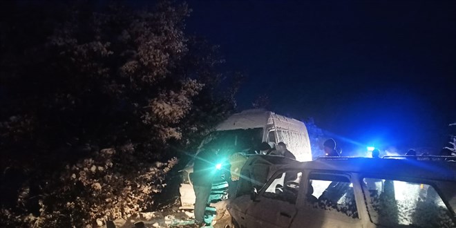 Manisa'da otomobil ile minibüsün çarpışması sonucu 5 kişi yaralandı
