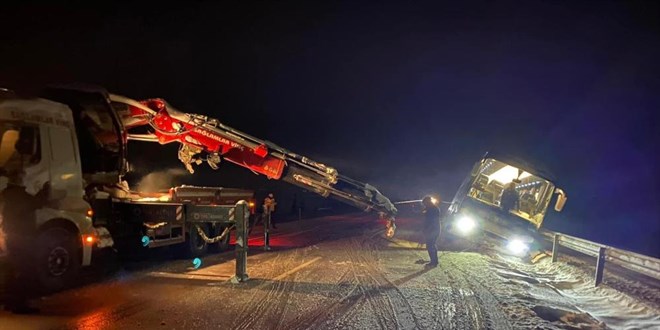 Yolcu otobüsü refüje girdi, 40 yolcu ölümden döndü