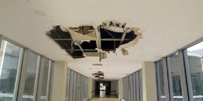 Bir ay önce açılışı yapılan çocuk hastanesinin tavanı çöktü