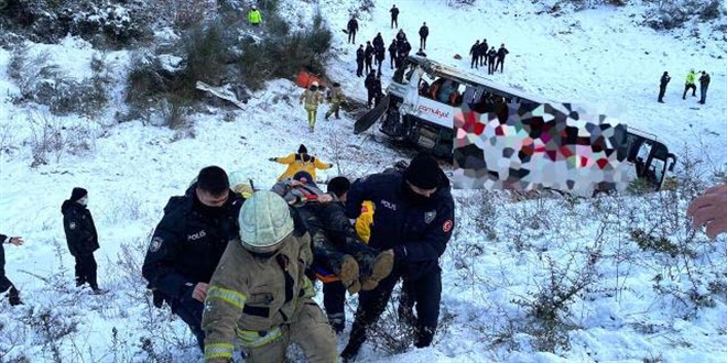 Yolcu otobüsü devrildi: 2 öğretmen vefat etti! 18 yolcu yaralı