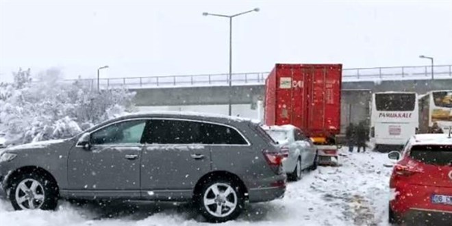 Zincirleme kaza nedeniyle kapanan İstanbul yönü tamamen ulaşıma açıldı