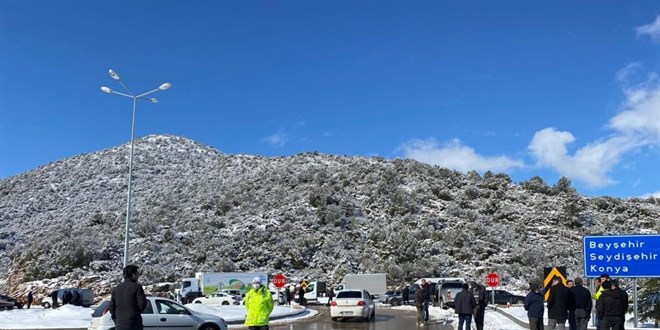 Antalya-Konya karayolu kar sebebiyle 24 saattir kapalı
