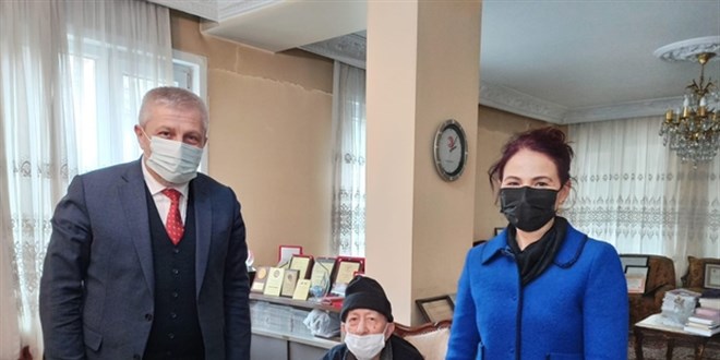 101 yaşındaki emekli doktor 4. doz aşısını yaptırdı