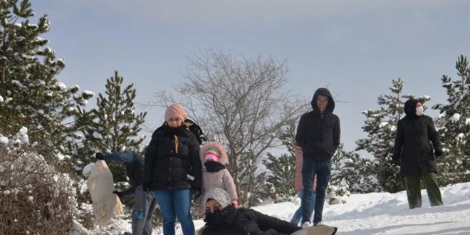 Vatandaşlar kar üstünde poşet, leğen ve şambrelle kaydı