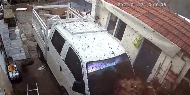 Dev kaya parçası 30 metre yükseklikten evin üzerine düştü