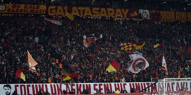Galatasaray tribünlerinden tepki: Yönetim istifa