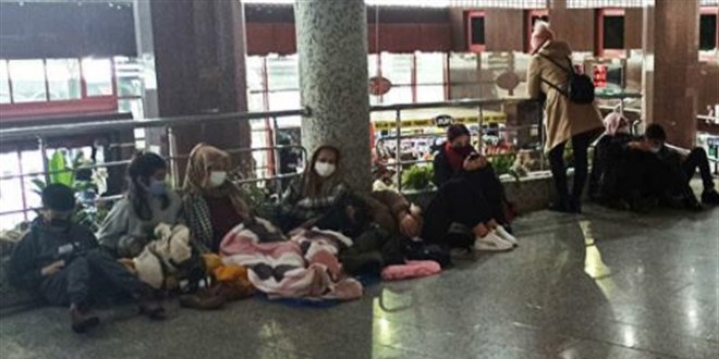 Konya'yı çevre illere bağlayan tüm yollar kapalı: Yolcular terminalde bekliyor