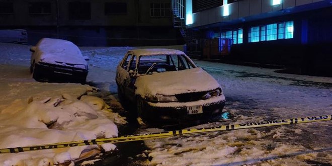 Gaziosmanpaşa'da yıllardır park halinde olan otomobil yandı, içerisinden erkek cesedi çıktı