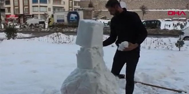 İş yeri önündeki kardan adamı alıp kaçtılar bakın ne için yapmışlar?