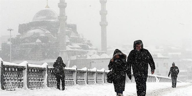 Kar İstanbul'u esir aldı: Metrolar 02.00'ye kadar çalışacak