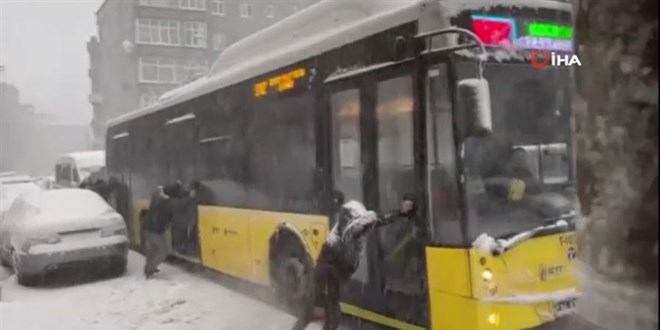 Yoğun kar yağışı hayatı felç etti...Yolda kalan otobüsü vatandaşlar itti