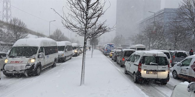 Karda yolda kalan vatandaştan tepki: İstanbul diyorlar, İmamoğlu diyorlar, bu hal nedir