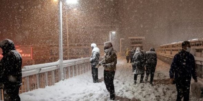 İstanbul'da kar esareti: Özel araçların trafiğe çıkışı yasaklandı