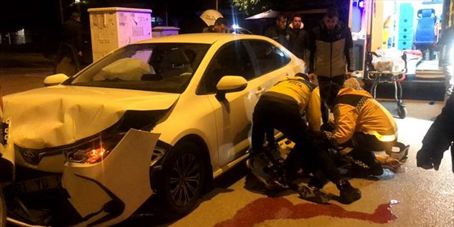 Adana'da sürücüsü rahatsızlanan otomobil polis aracına çarptı