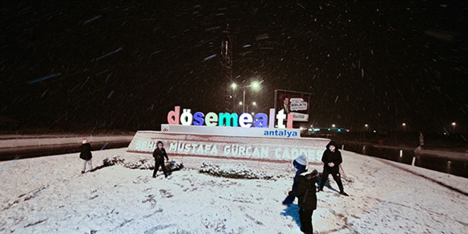 Antalya'ya 29 yıl sonra kar yağdı