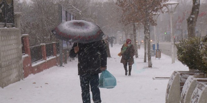 Beklenen kar İstanbul'u esir aldı