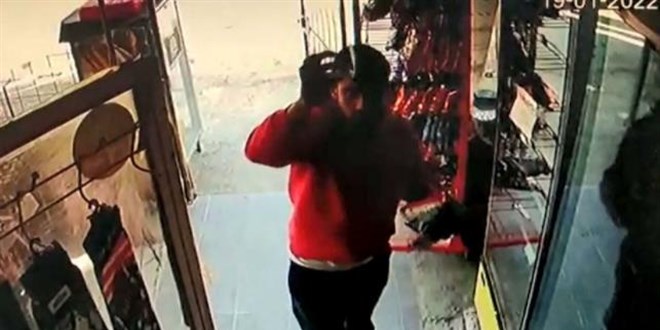 Açık unutulan marketten aldıkları ürünleri kameraya gösterip, ücretini bıraktılar