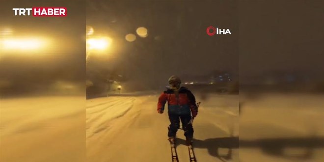 İstanbul sokaklarında kayak yaptı