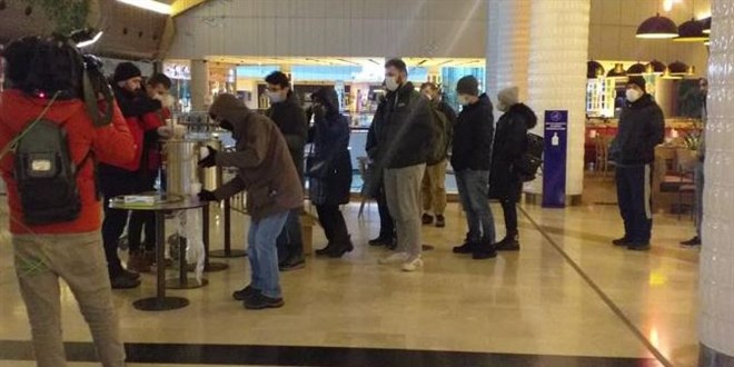 3 bin kişi AVM'de sabahladı