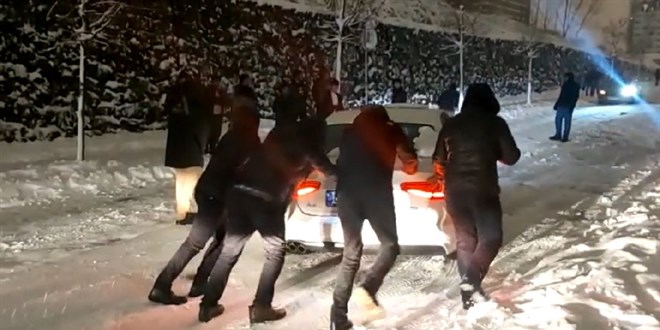 Krizi fırsata çevirdiler: Mahsur kalan araçları 100 liraya ittiler