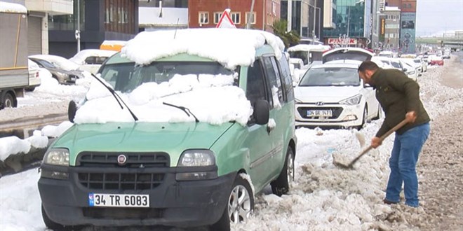 K�re�ini alan otoyol kenar�na b�rakt��� arac�n� ��karmaya geldi