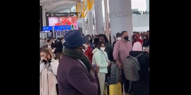 Havalimanı'nda yolcu portestosu, çevik kuvvet ekipleri geldi