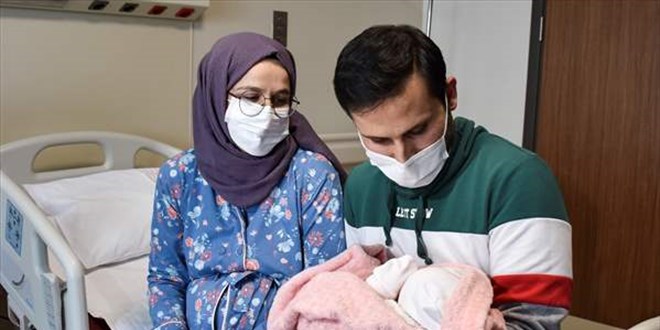 İş makinesiyle hastaneye yetiştirilen hamile kadın ilk bebeğini kucağına aldı