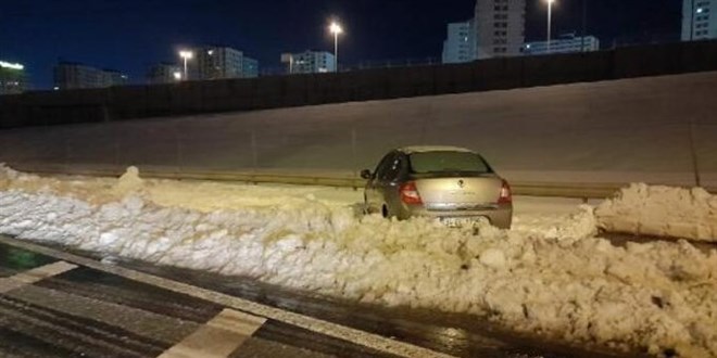 TEM ve D-100'de park edilen araçlar alınmayı bekliyor