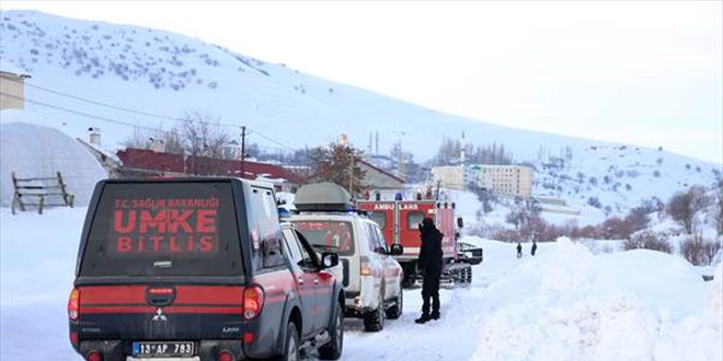 Yolu kardan kapanan köyde zehirlenen anne ve 5 çocuğuna paletli ambulansla ulaşıldı