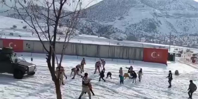 Bitlis'te jandarma personeli çocuklarla kar topu oynadı