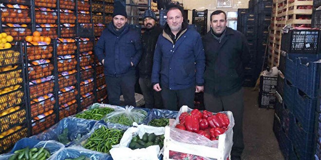 Kar İstanbul'da halleri de vurdu: Sebze ve meyvelerin yarısı dondu