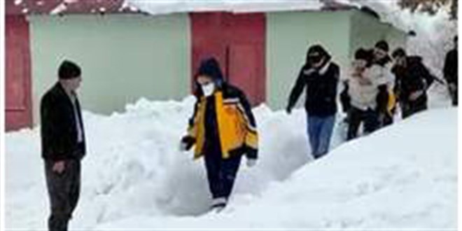 Yaralıya ulaşmak için 30 kilometre kar temizlendi
