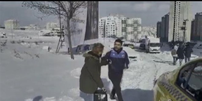 Yolda kalan taksinin şoförü ile yolcu arasında kavga