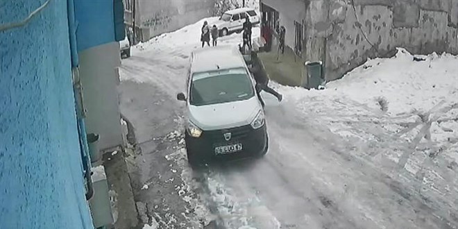 Buzlanan yolda kayan aracını, inip durdurmaya çalıştı