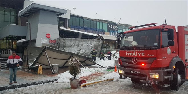 Kar yığınını taşıyamayan tente mühendisin üstüne çöktü