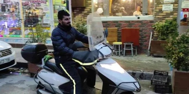 Aküsü bittiği için yolda kalan engelli vatandaşa motokuryeden destek!