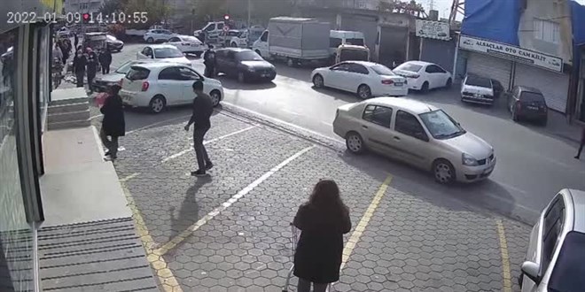 Adana'da kadının cebindeki cüzdanın çalınması güvenlik kamerasında