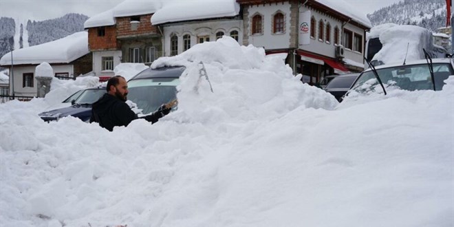 2 metreyi aşan karın altında kaybolan araçlarını arıyorlar