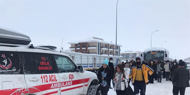 Üniversite öğrencileri final sınavlarına paletli ambulansla yetiştirildi