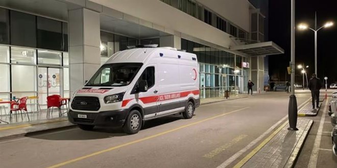 Tanımadığı 3 kişiye el salladı, göğsünden bıçaklandı