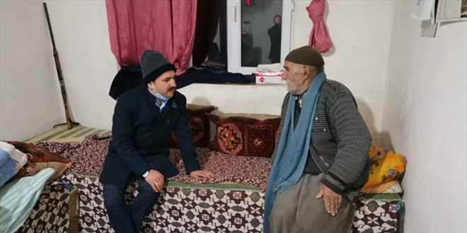 Yolu kapanan mezrada ya�l� ailenin yard�m�na kaymakam ko�tu