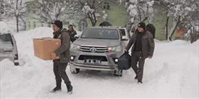 İki metre kar bulunan köyün acil ihtiyaçları için kurumlar seferber oldu