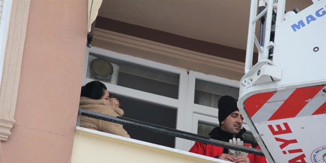 1.5 yaşındaki çocuğun yaramazlığı, annesini balkonda mahsur bıraktı