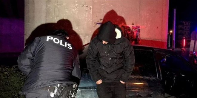 Kaza yaptığı otomobilde uyuya kaldı