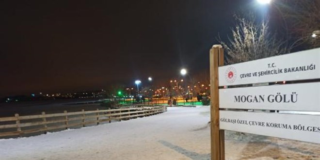 Ankara'nın simgelerinden Mogan Gölü ve Kuğulu Park buz tuttu