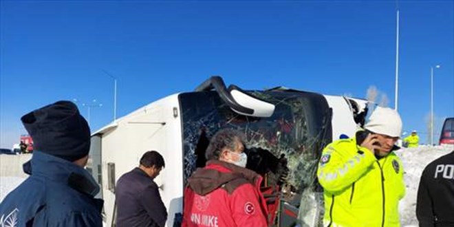 Van'da yolcu otobüsü devrildi: 2'si ağır 9 yaralı