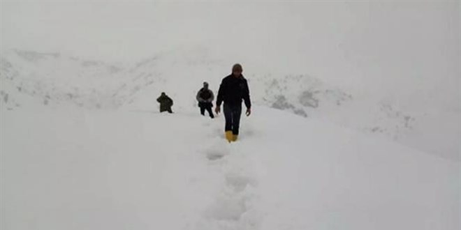 İlaç için karda 12 kilometre yürüdüler
